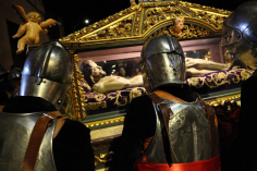 Sigüenza se recogió en silencio bajo la noche del Viernes Santo