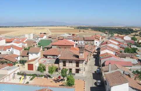 Extinguido el incendio de plásticos en una nave en Fuentelahiguera de Albatages