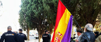 Tensión en el cementerio al irrumpir la Policía en la ofrenda floral a la II República