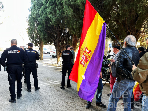 Tensión en el cementerio al irrumpir la Policía en la ofrenda floral a la II República