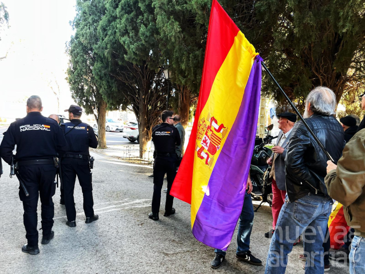 Tensión en el cementerio al irrumpir la Policía en la ofrenda floral a la II República