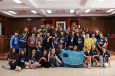 Un grupo de 34 escolares de Italia y del CEIP La Paloma visitan el Ayuntamiento de Azuqueca 