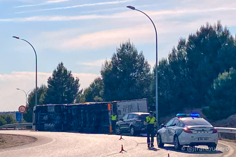 Nuevo vuelco de un camión en la rotonda de bajada a la Ronda Norte