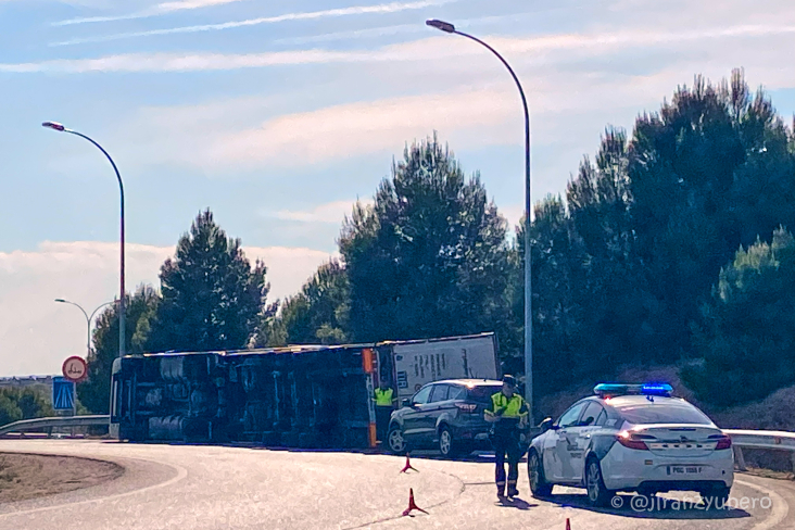 Nuevo vuelco de un camión en la rotonda de bajada a la Ronda Norte