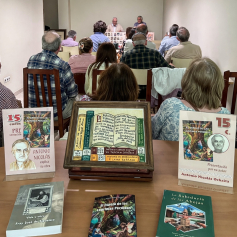 Ochaíta rescata la memoria de Cobeta entre el legado de sus palabras y el vuelo de las abejas