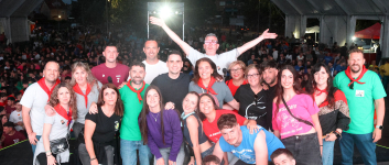 Cabanillas arranca sus Fiestas de Mayo con miles de peñistas en la calle