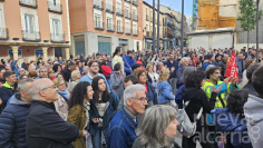 Cerca de 400 personas protestan frente al Ayuntamiento contra el aumento de zona azul