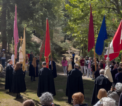 El Montesino congrega a centenares de fieles en su tradicional romería de las siete banderas