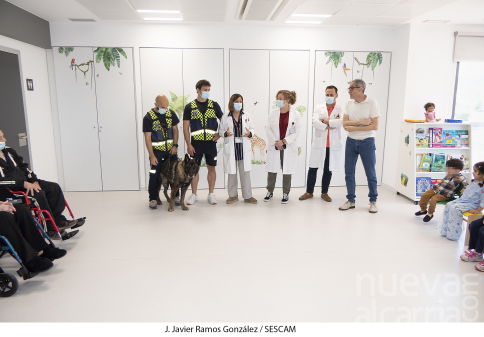 Peques y mayores del Hospital de Guadalajara conocen la labor de los perros de rescate con los miembros de la Unidad Canina de Guadalajara