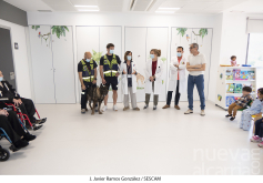 Peques y mayores del Hospital de Guadalajara conocen la labor de los perros de rescate con los miembros de la Unidad Canina de Guadalajara