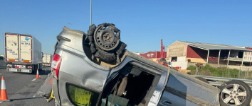 Vuelca un vehículo con cuatro  ocupantes en la A-2 y es alcanzado por un camión