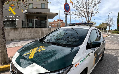 Roba una furgoneta de reparto en Azuqueca y lo pillan abriendo los paquetes en Alcalá gracias al GPS