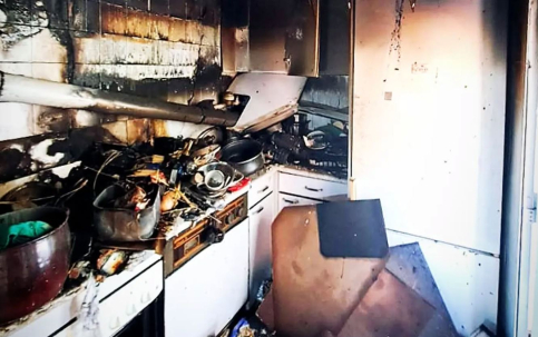 Los Bomberos de Guadalajara intervienen a contrarreloj en un incendio de vivienda inundada por el humo