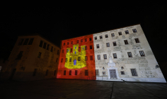 Las Cortes Regionales iluminan su fachada con motivo del Día de la Región