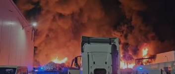 Los bomberos logran controlar el incendio de palets en la campa de Marchamalo