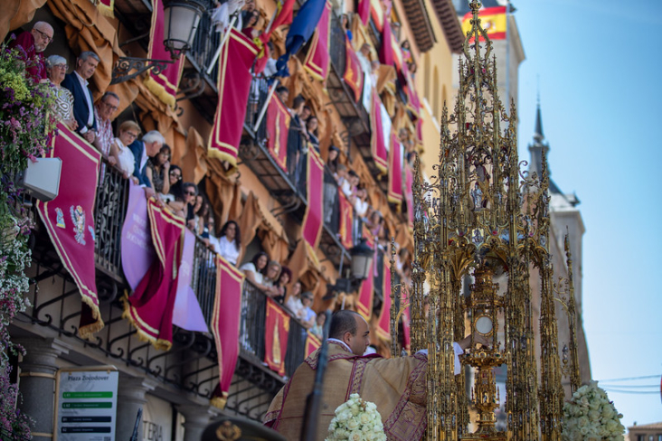 Una amplia comitiva con Page a la cabeza preside en Toledo un Corpus protagonizado por la visita del Papa y el VII centenario de la Catedral