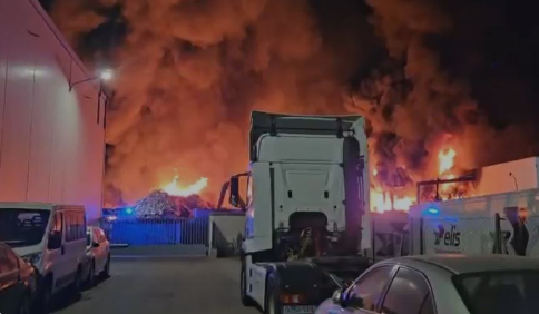 Extinguido el incendio de la empresa de reciclaje en Marchamalo