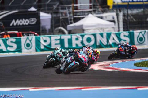 David Alonso roza el podio en Hungría y confirma su progresión en Moto2