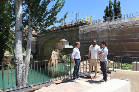 El PP de la Diputación visita Trillo para conocer de primera mano el avance de las obras del puente sobre el Tajo