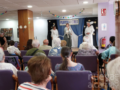 La residencia Los Olmos celebran su 51 aniversario con una representación teatral del Centro de Mayores de La Rosaleda