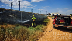 Los bomberos intervienen en un incendio forestal junto al poblado de Villaflores