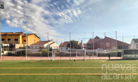 Renueva y repara el vallado de protección del campo anexo de fútbol 11, en el complejo Ramiro Almendro de Cabanillas