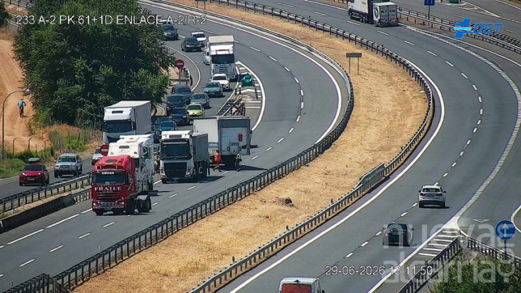 Una colisión entre dos camiones y un turismo obliga a desviar el tráfico en la A-2