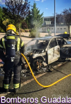 Arde un coche junto a la piscina Sonia Reyes