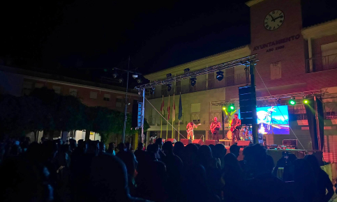 Cientos de personas vibran en Cabanillas con el tributo a Extremoduro y Robe de la banda So Payaso