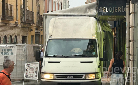 Un camión choca contra el cartel de la emblemática joyería Tejedor