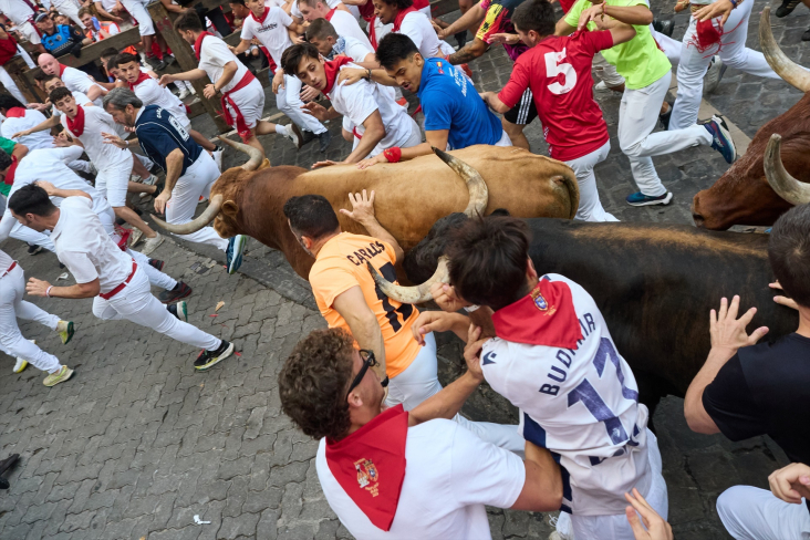 Cinco corredores, uno vecino de Azuqueca, trasladados al Hospital de Navarra tras el sexto encierro de los Sanfermines