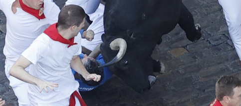 El presidente de la Federación Taurina de Guadalajara, herido por asta de toro en el último encierro de San Fermín