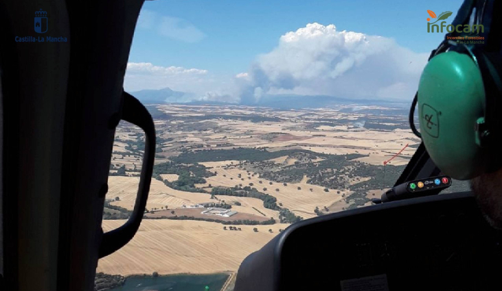 El incendio de La Mierla ya ha arrasado unas 800 hectáreas y requerirá 