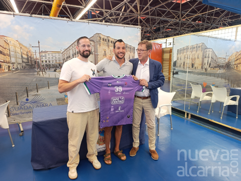 Edu Reig no pudo contener las lágrimas en su presentación como jugador del Balonmano Guadalajara