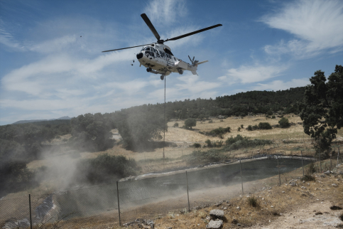 La Comunidad de Madrid refuerza su apoyo en el incendio de La Mierla con dos helicópteros bombarderos