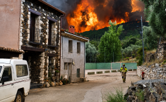 El incendio de La Mierla supera las 12.000 hectáreas y suma 700 evacuados en 16 localidades