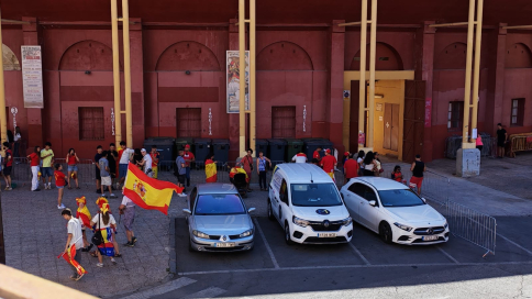La marea roja empieza a tomar el Coso de las Cruces antes de la gran final