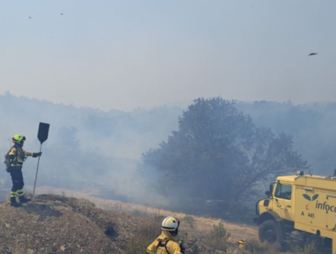 La evolución del incendio obliga a evacuar Alpedroches y confinar seis municipios más