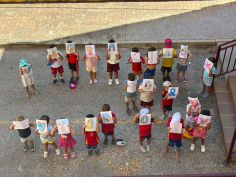 Los niños de la Escuela de Verano de Jadraque agradecen la labor de los efectivos que combaten el incendio de La Mierla