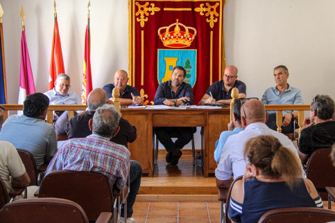 Núñez trabajará con alcaldes y vecinos afectados por el incendio de La Mierla en la recuperación de la comarca