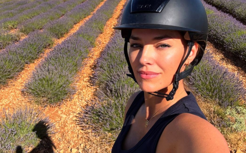 Helen Lindes vuelve a Brihuega y se rinde al encanto de la lavanda