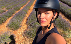 Helen Lindes vuelve a Brihuega y se rinde al encanto de la lavanda
