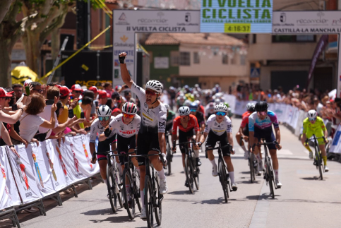 Benareau gana en Quintanar la primera etapa masculina de la Vuelta CLM