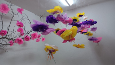 Las flores de Rosa Yela llenan de color y artesanía el local de la asociación de Algora