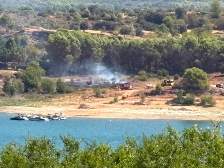 Pápida actuación de los bomberos de Sacedón  para controlar un incendio junto a Entrepeñas