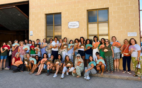 Más de 40 mujeres llenan Orea de creatividad en un taller artesanal de AMFAR