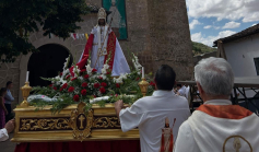 Valdesaz celebra a San Macario con el compromiso municipal de reparar su iglesia