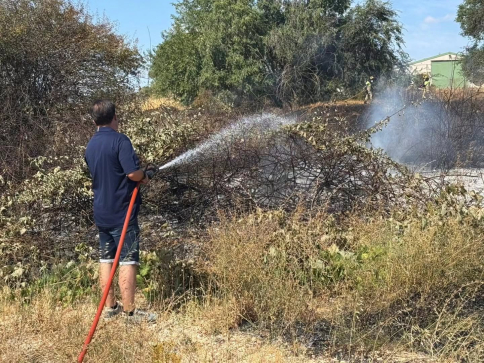 Cuando el fuego llama, el alcalde también se pone el ‘chaleco’