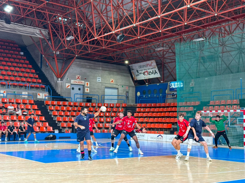 El Balonmano Guadalajara cae ante el Burgos en un amistoso de dos caras