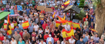 Cientos de vecinos de Alovera se concentran en apoyo a Ceuta en la Plaza Mayor